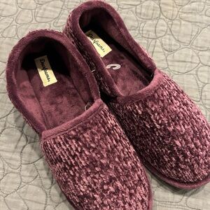 NWOT Dearfoams Women's Plush Plum Slip-On Slippers